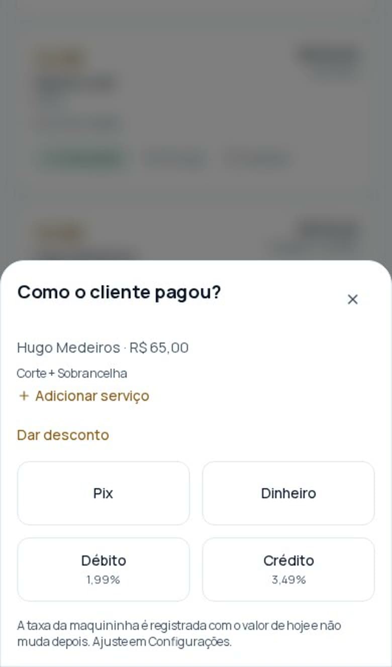 No celular: Corte e Sobrancelha somados, R$ 65, e a escolha da forma de pagamento.